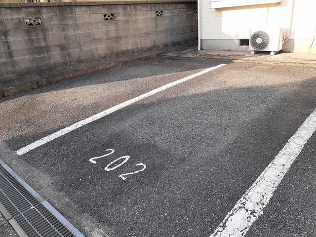 【姫路市広畑区才のアパートの駐車場】