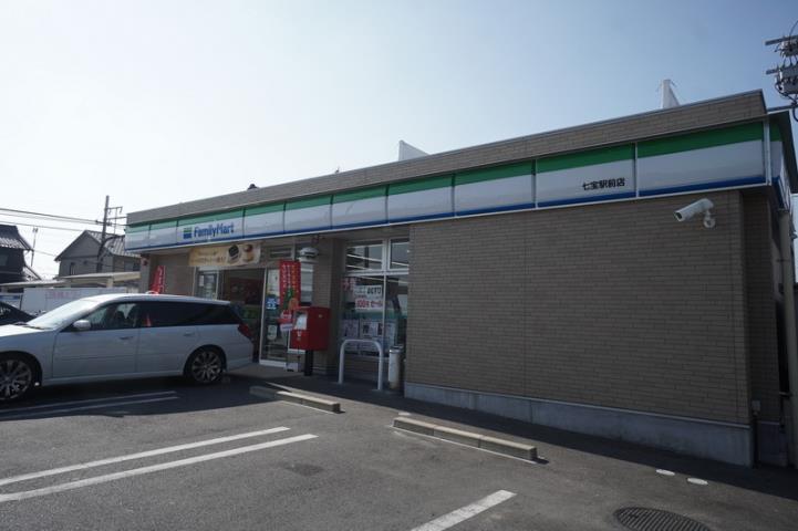 コンビニ　ファミリーマート（コンビニ）まで1182m