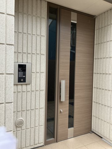 エントランス　オートロック付きでセキュリティ面も安心♪