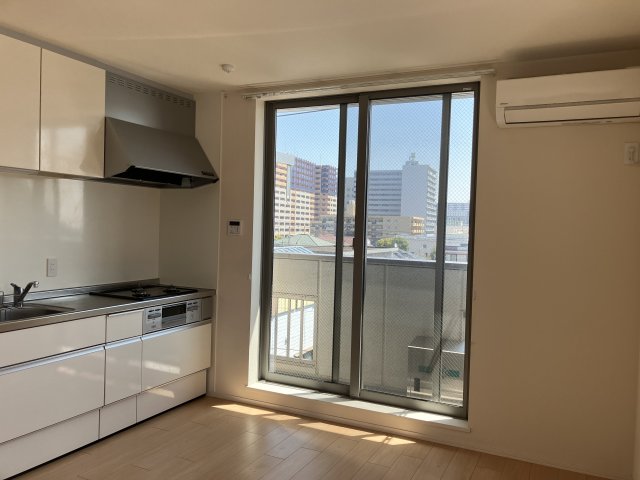 居室・リビング　窓から光も入り明るい環境でお料理できそうですね♪