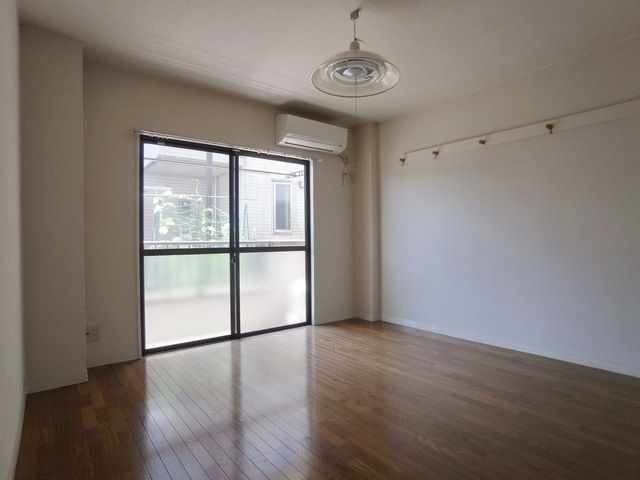 居室・リビング　♪洋室が8帖ある広々したお部屋です♪