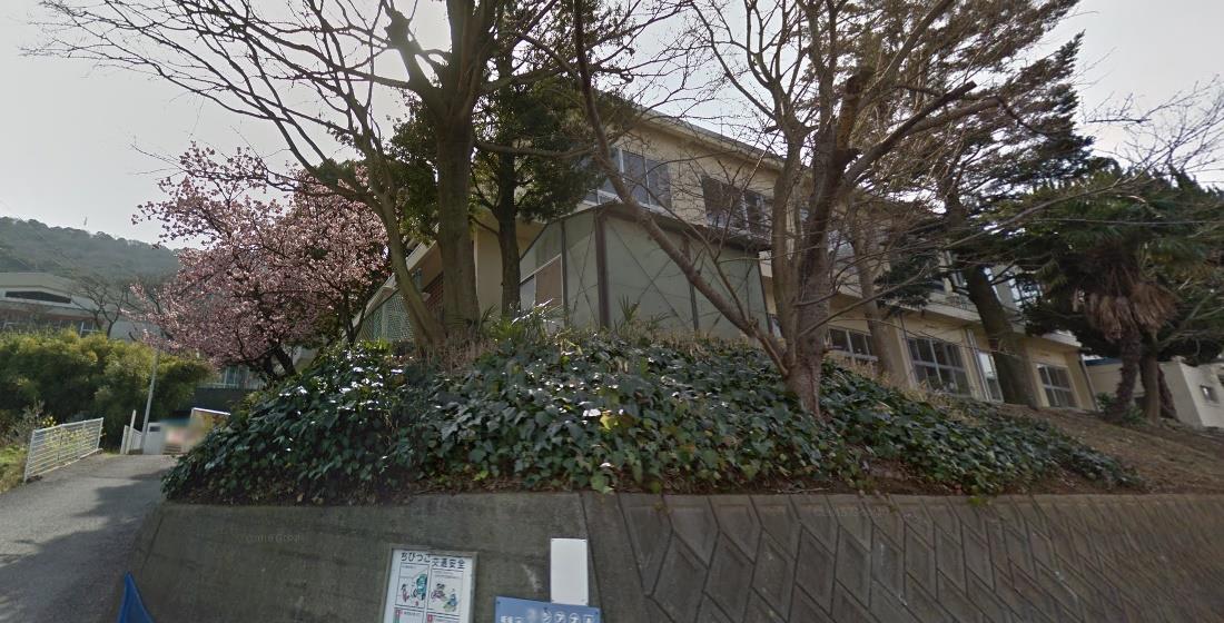 小学校　坂出市立金山小学校（小学校）まで987m