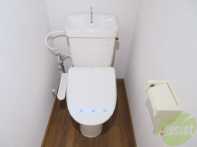 トイレ　ウォシュレット機能がついたトイレです。安心して使用できますね