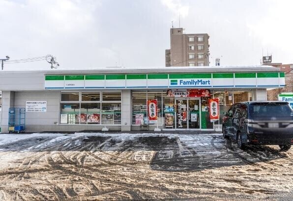コンビニ　ファミリーマート札幌栄通店（コンビニ）まで200m