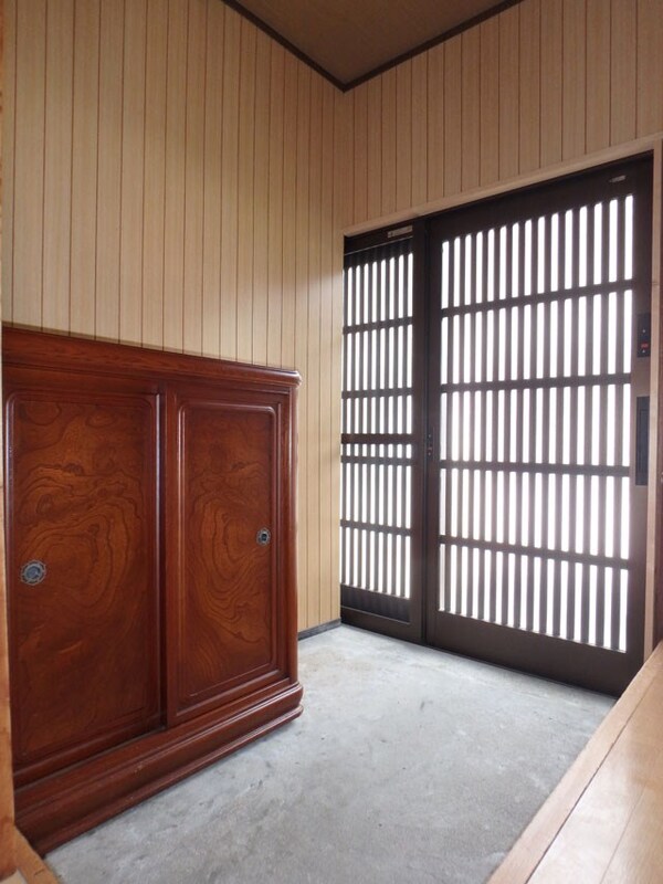 玄関　広々玄関♪残置物ですが下駄箱あります！