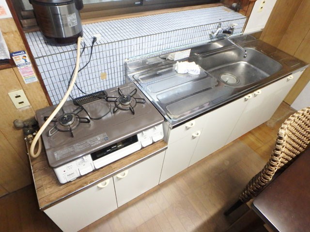 キッチン　残置物ですが２口コンロあります！※家具は付きません