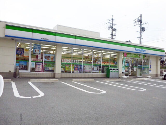 コンビニ　ファミリーマート松阪湊町店（コンビニ）まで357m