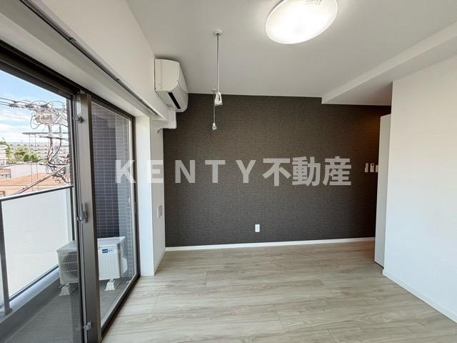 その他部屋・スペース　開放的な寝室です