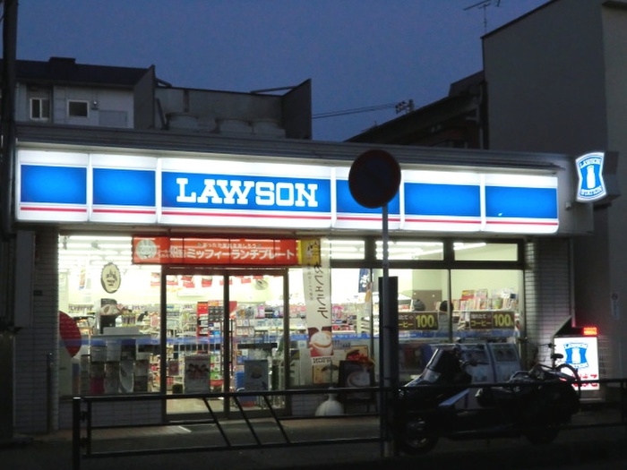 コンビニ　ローソン南林間駅前店（コンビニ）まで55m