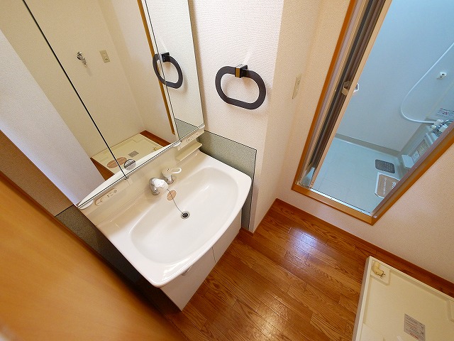 洗面設備　独立洗面台あり、毎朝おしゃれに忙しい女性の方におすすめです