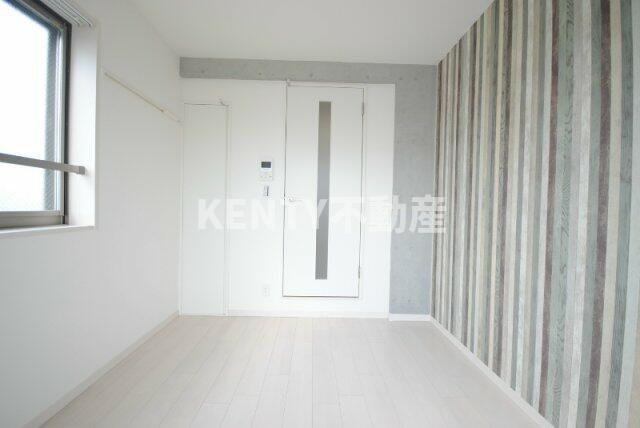 その他部屋・スペース　落ち着いた色調の寝室です