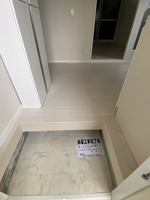 玄関　※写真は101号室のものとなります。現況優先です。