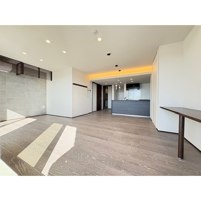 居室・リビング　シックな色合いの落ち着く居室♪