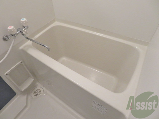 バス・シャワールーム　こちらはお風呂。一日の疲れをここで癒してください。