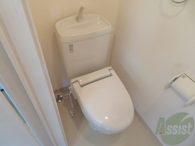 トイレ　ウォシュレット機能がついているので安心ですね。