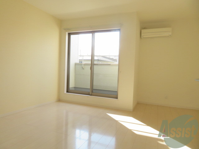 居室・リビング　白さが清潔感を出してくれます。お部屋も明るいですね。