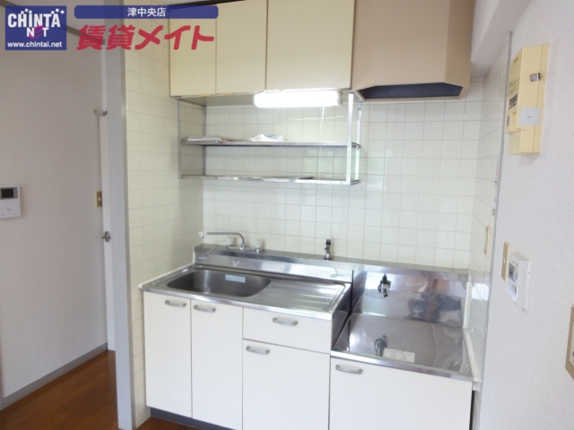 キッチン　釣戸棚もついて使い勝手良好