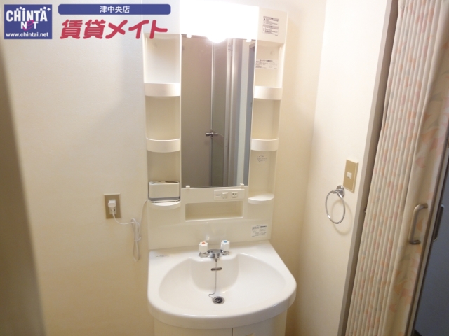洗面設備　独立洗面台があって便利です。