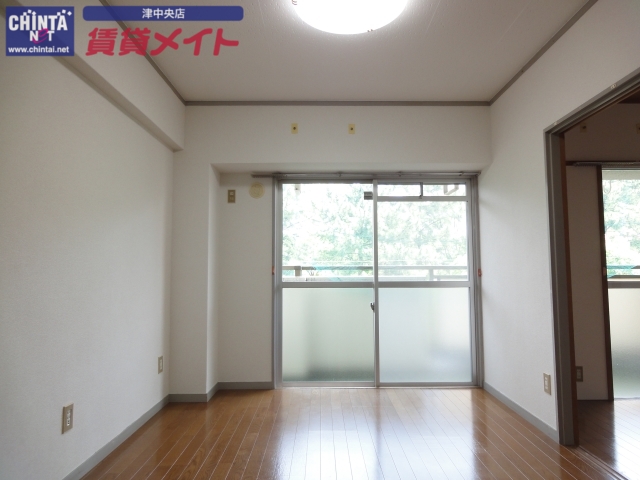 居室・リビング　隣に続いたお部屋があるので使いやすいです。