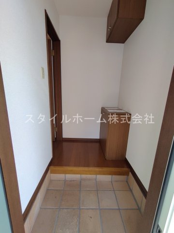 玄関　別部屋写真です。