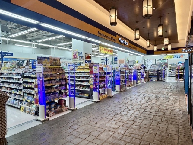 ドラックストア　マツモトキヨシリバーウォーク北九州デコシティ店（ドラッグストア）まで596m