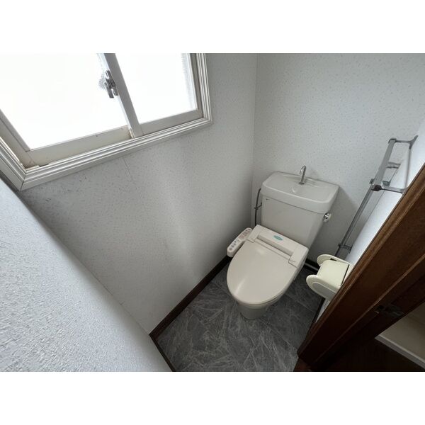 トイレ　落ち着いた色調のトイレです