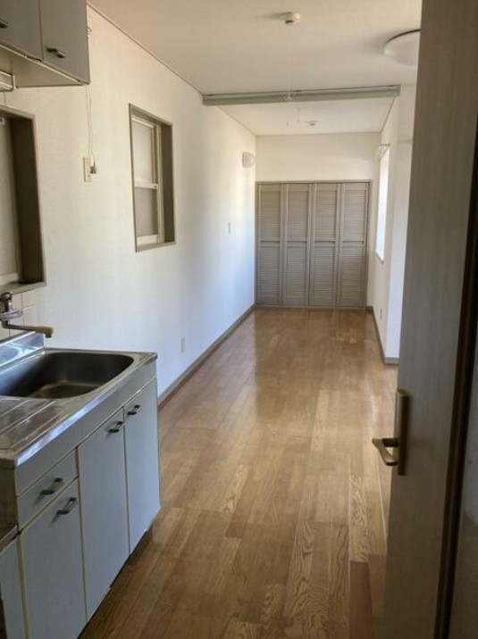 居室・リビング　窓複数あり