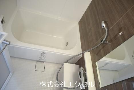 バス・シャワールーム　追い焚き機能、浴室乾燥機付きです。