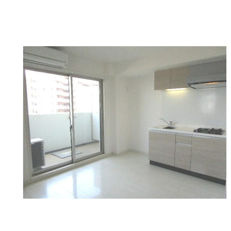 居室・リビング　窓からの光がいい感じです。