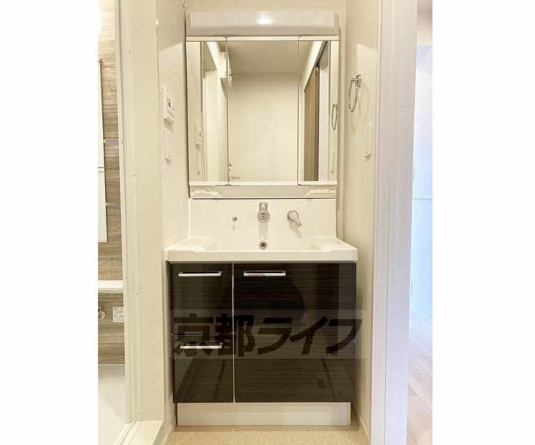 洗面設備　綺麗な洗面台です・