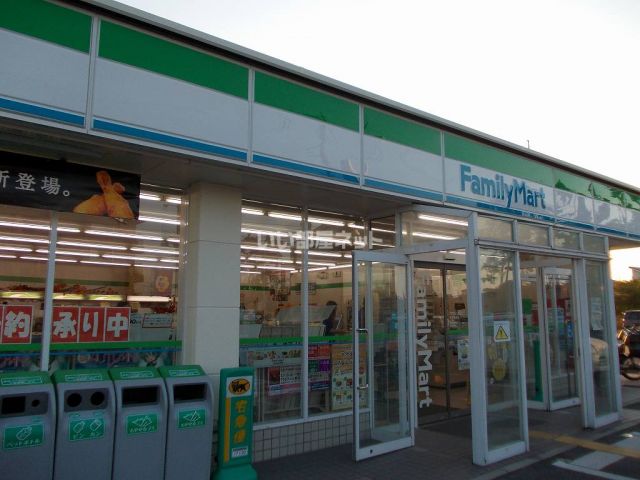 コンビニ　ファミリーマート（コンビニ）まで322m