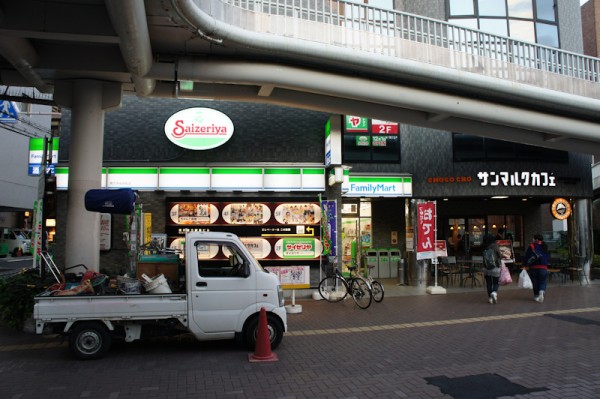 コンビニ　ファミリーマート 枚方市役所前店（コンビニ）まで882m