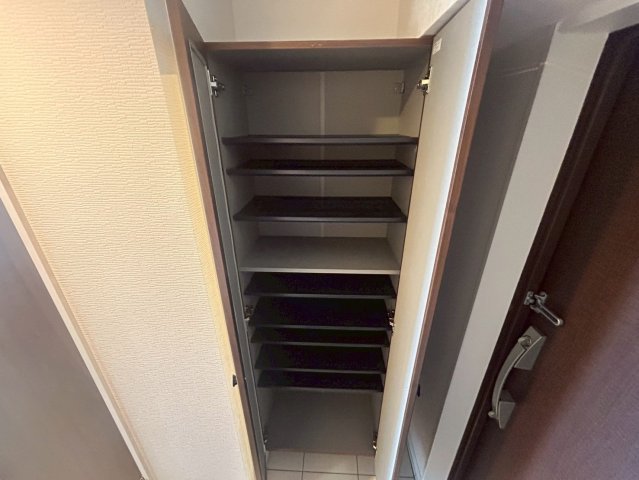 収納　アレーヌコート金山