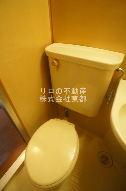 トイレ　白基調で清潔感のあるトイレです♪