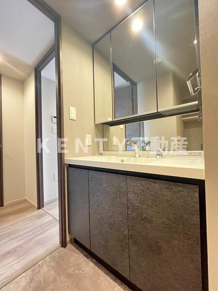 洗面設備　ゆったりとスペースのある洗面所