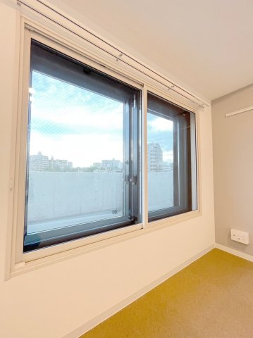 その他設備　2重ならぬ3重サッシの窓です。防音対策はばっちりです
