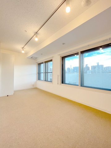 居室・リビング　居室は防音床、防音壁、防音天井となっており、コンクリートの厚