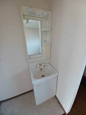 洗面設備　ゆったりとスペースのある洗面所