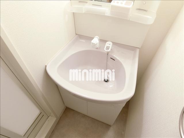 洗面設備　朝の支度もスムーズな独立洗面台。