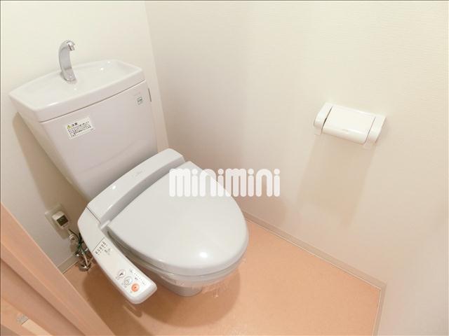 トイレ　温水洗浄便座付きのトイレ。
