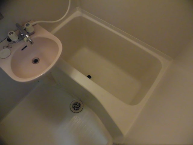 バス・シャワールーム　バストイレ別なのでゆっくり疲れを癒してください