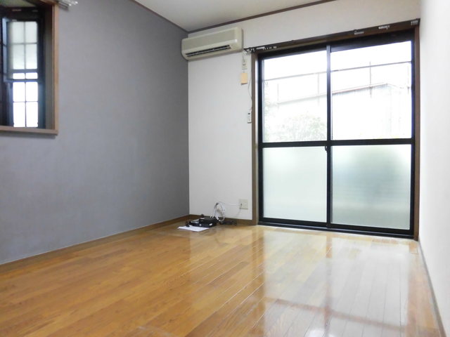 居室・リビング　２面採光の明るいリビングです