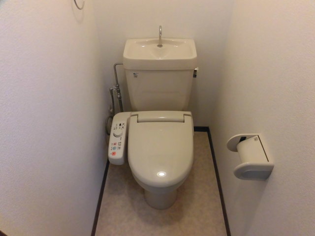 トイレ　ウォシュレット機能付きの清潔感のあるトイレです