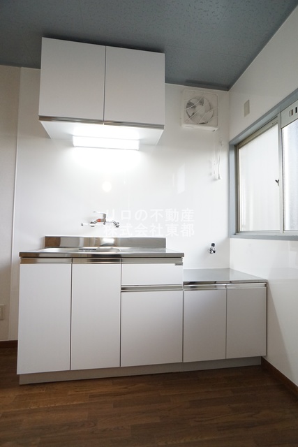 キッチン　キッチンにも小窓があるので、匂いこもりを防ぎます♪