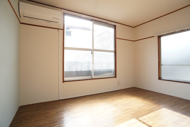 居室・リビング　２面採光なので、明るく風通しのよい過ごしやすいお部屋です♪