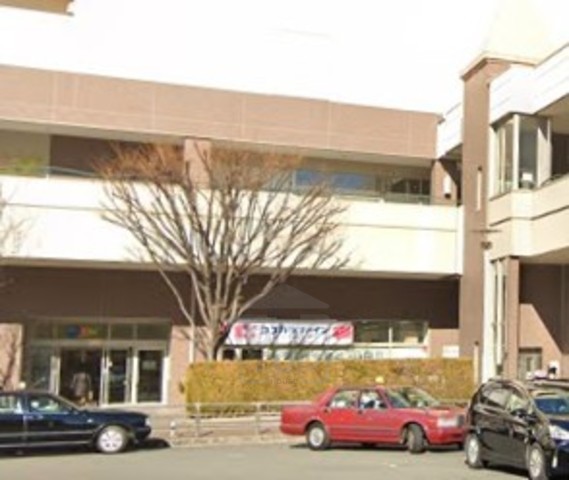 スーパー　デュー阪急山田（スーパー）まで637m