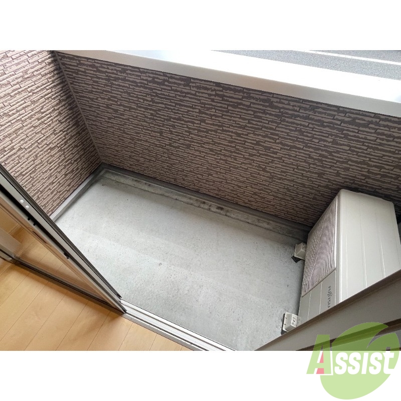 バルコニー　バルコニー。洗濯物がはかどりそうな広さがありますよ。