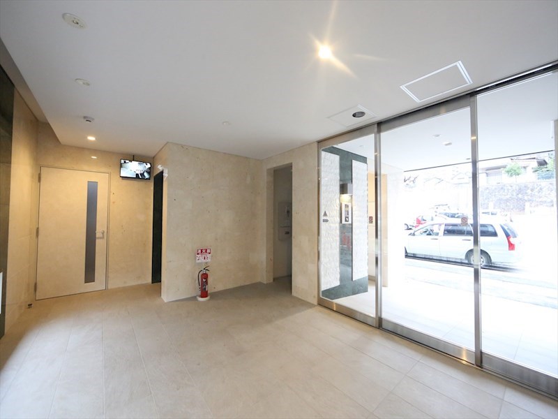 エントランス　エントランス　オートロック　宅配ＢＯＸ　防犯カメラ