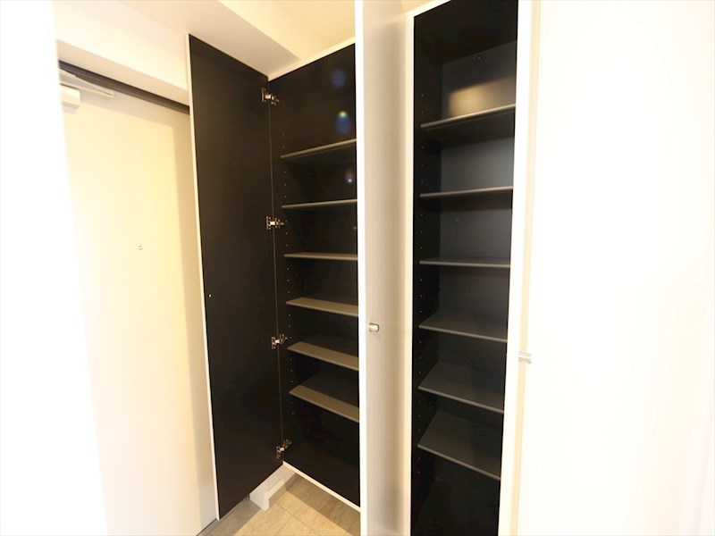 玄関　玄関　シューズボックス付（収納充実してます）