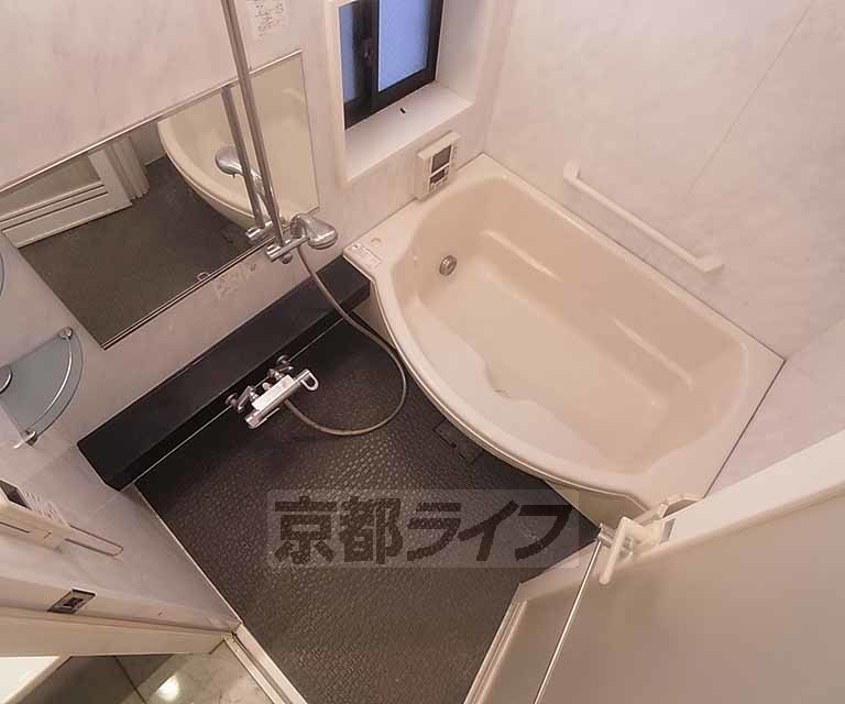 バス・シャワールーム　ゆったりセパレートの浴室です。